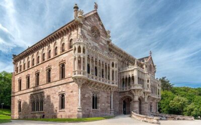 Palacio de Sobrellano: estilo neogótico y con muebles diseñados por Gaudí