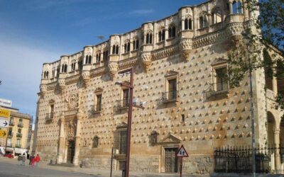 Palacio de los Duques del Infantado de Guadalajara: gótico isabelino con detalles renacentistas, moriscos y mudéjares